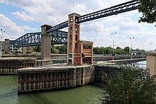 Photographie en couleur d'un barrage.