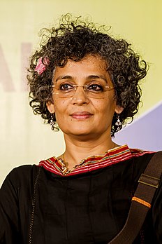 La romancière et militante indienne Arundhati Roy. (définition réelle 1 500 × 2 251)