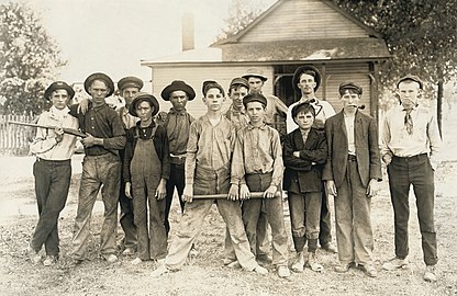 Time de beisebol composto principalmente por crianças trabalhadoras de uma fábrica de vidro. Indiana (1908)