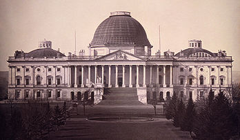 Vue du Capitole des États-Unis d'Amérique en 1846 avant son agrandissement. (définition réelle 3 518 × 2 056)