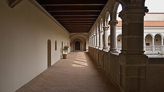 Claustro alto del Convento de Santiago, Calera de León.jpg