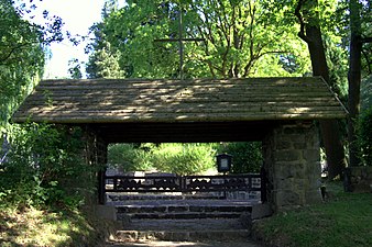 Das Eingangstor zum ehemaligen Friedhof des Stalag IX A Ziegenhain und zum heutigen Gemeindefriedhof Trutzhain[5]