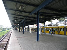 Perron met trein richting de Alexanderplatz