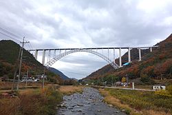 沼田川中流域の風景と広島空港大橋。