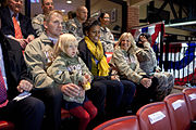 第1戦をブッシュ・スタジアムの客席で観戦する、アメリカ合衆国大統領夫人ミシェル・オバマや同副大統領夫人ジル・バイデンら