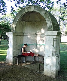 Una de les alcoves per a vianants de la renovació de 1762, ara a Victoria Park, Tower Hamlets: una alcova similar de la mateixa font es pot veure al Guy's Campus del King's College de Londres