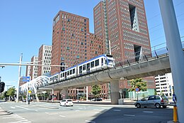 Een lightrailtram van de RandstadRail op een tramviaduct