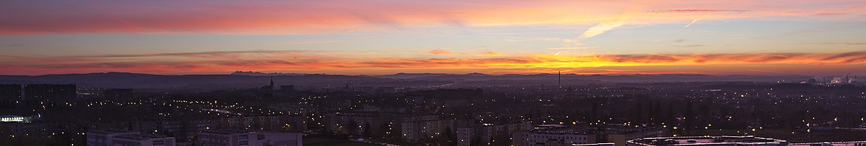 Panorama Tarnowa, w oddali, na tle Katedry widoczne Tatry, po prawej okazale widoczne Pasmo Łososińskie w Beskidzie Wyspowym. Widok z budynku przy ul. Marynarki Wojennej