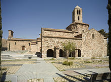 Contrafuertes de Santa María de Egara.