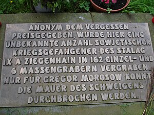 Gedenktafel am Mahnmal auf dem Waldfriedhof