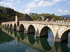Pont Mehmed Pacha Sokolović inscrit au patrimoine mondial par l'UNESCO, construit par Sinan en 1577. Višegrad, Bosnie-Herzégovine.