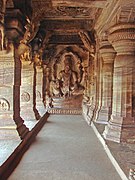 Višnujeva podoba znotraj tempeljskega kompleksa jame Badami. Kompleks je primer indijske arhitekture, vklesane v skalo.