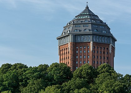 25. Platz: Ajepbah mit Ehemaliger Wasserturm im Sternschanzenpark in Hamburg-Sternschanze.