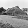 Boerderij met zijbaander onder aan voorzijde afgewolfd schilddak