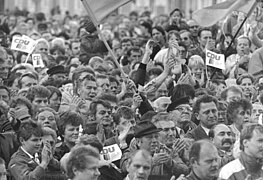 Bundesarchiv Bild 183-1990-0925-024, Dessau, CDU-Wahlkundgebung, Publikum (cropped).jpg