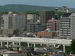 Japan alt und neu: Shinkansen und die Burg Kumamoto, dazwischen sehr viel Beton.