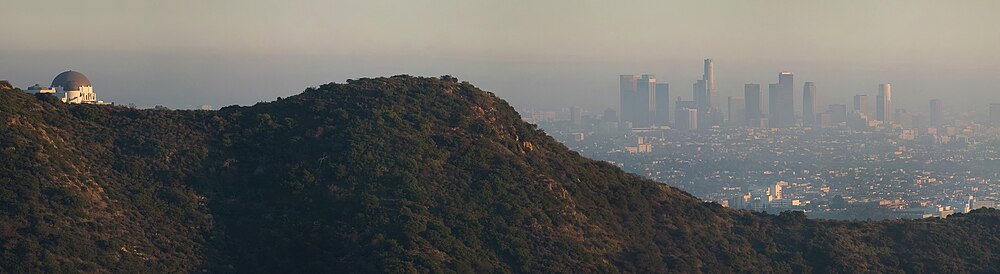 Smog v Los Angeles znečisťuje ovzdušie a zmenšuje viditeľnosť. Na obrázku je aj observatórium Griffith