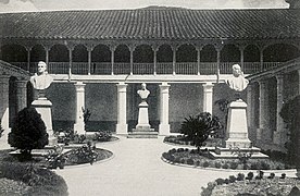 Mérida, Venezuela. Los bustos de Páez, Canónigo Uzcátegui y Eloy Paredes en el antiguo patio de la ULA.jpg