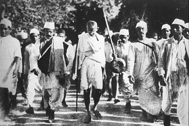 Gandhi wśród uczestników marszu solnego