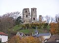 Les ruines du donjon. Juste au dessous, la maison au clocheton est celle de Maurice Ravel.