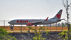 Pesawat Airbus A330-900neo milik Lion Air dengan registrasi PK-LEQ (Kiri) dan Pesawat Boeing 737-800 beregistrasi PK-LOG difoto di Bandar Udara Internasional Ngurah Rai, Bali (Kanan).