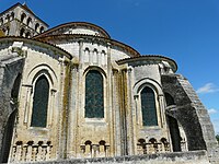 St-Jouin, Saint-Jouin-de-Marnes, Poitou: Chor­um­gang romanisch auf ein­fachen Rund­bögen, Kapellen 2. Hälfte 12. Jh., auf gelappten Rundbögen, gotische Fenster