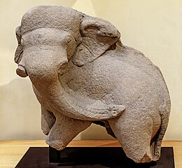 Eléphant passant fragment de décor de soubassement de temple