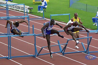 Allen Johnson, dos EUA, medalha de bronze nos 110 m c/ barreiras, lidera uma das eliminatórias.