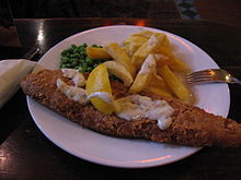 Fish and Chips mit Soße und Erbsen