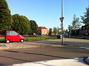 Huizen en rode Canta aan de Kamperfoelieweg.