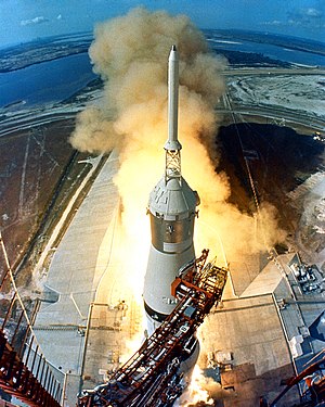 רגע ההמראה של אפולו 11 - המשימה המאוישת הראשונה שבה נחת אדם על הירח, שהחלה ב-16 ביולי 1969.