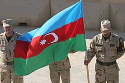Азербайджанские миротворцы с государственным флагом. Ирак, 2008 год
