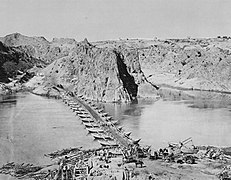 Beato, Felice A. - Eine Bootsbrücke in Khushalgar während der Besetzung Afghanistans durch drei englische und indische Armeekorps (Zeno Fotografie).jpg