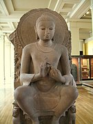 Buddha enseignant, assis sur un trône aux lions. Inde de l'est, peut-être Sarnath. Grès, H. 118 cm. Gupta, Ve siècle. British Museum[1]