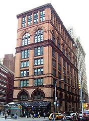 "Clinton Hall", en Astor Place, fue la sede de la Biblioteca Mercantil de Nueva York, y el lugar donde estuvo la Astor Opera House, y donde se llevaron a cabo los disturbios de Astor Place de 1849