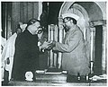 Ambedkar esittelemässä Intian perustuslain lopullista luonnosta presidentti Rajendra Prasadille.