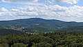 Blick vom Pferdskopf zum Pfaffenrod über Schmitten (mittig), links der Ortsteil Arnoldshain; im Hintergrund Großer Feldberg, davor der Dillenberg