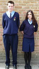 Estudiantes del Reino Unido en el uniforme escolar inglés.