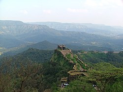 Forte di Pratapgad, con le sue serpeggianti mura sulla cresta della collina