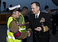 Visita de l'almirall Michael McMullen dels Estats Units. L'almirall dona la mà a un soldat de la Policia Militar israeliana.