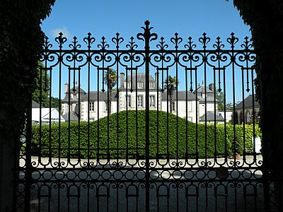 Le château de Montmarin vu à travers sa grille.