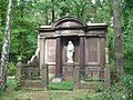 Gravesite "Runge". Mourning woman by sculptor Heinrich Pohlmann