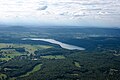 Le lac de Chalain occupe la reculée de Fontenu. À l'arrière plan se détache la côte de l'Heute boisée.