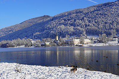 Winter am Ossiacher See mit Blick zum Stift in Ossiach