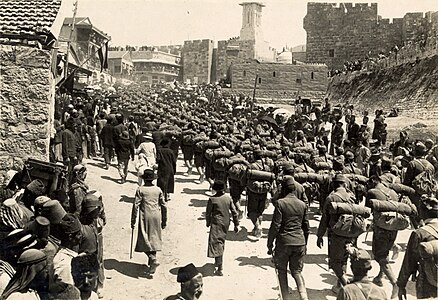 Tropes austrohongareses pujant al Mont Sió a Jerusalem, 1916