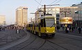 Tatra-Tram Typ KT4Dmod neben Weltzeituhr