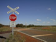 「列車に注意」と書かれた標識。