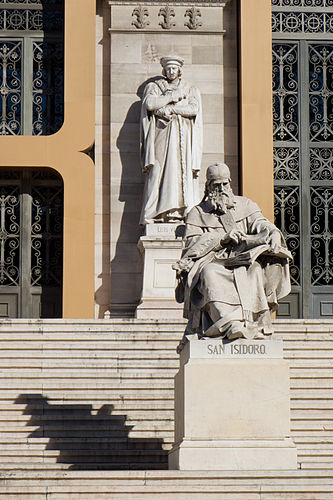 Статуи Исидора Севильского и Хуана Луиса Вивеса у входа в Национальную библиотеку Испании