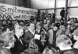 Bundesarchiv Bild 183-1989-1202-015, Kevelstorf, Waffenlager.jpg