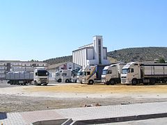 Aparcamiento de camiones, con un silo al fondo, en Alcalá la Real, Jaén, España.